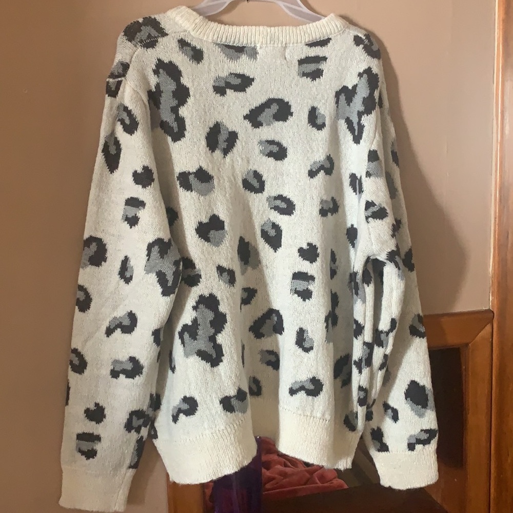 Simply Styled Large Leopard Sweater - Picture 5 of 6